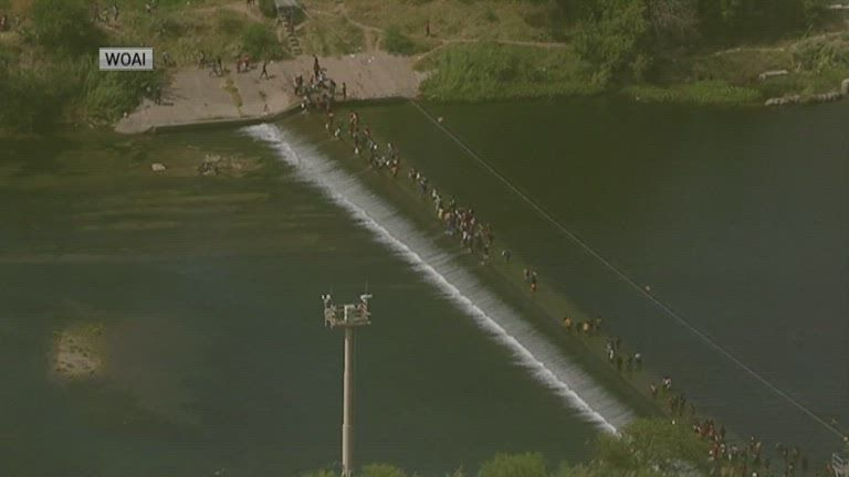 migrants under bridge3.jpg
